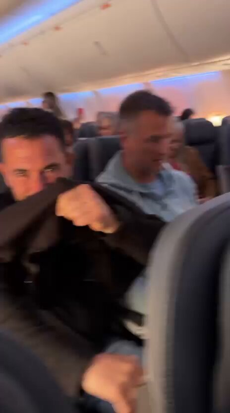 torcedores-gritam-o-‘casaca’-em-voo-para-buenos-aires;-veja-video