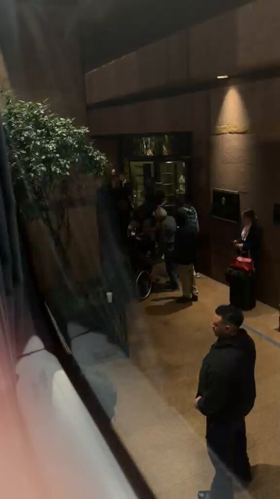 santiago-sosa-atendeu-torcedor-na-saida-do-hotel-antes-do-jogo-contra-o-boca;-veja-video