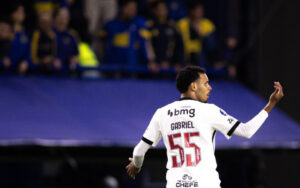 gabriel-pereira-comemora-estreia-pelo-vasco-em-vitoria-sobre-o-boca-juniors