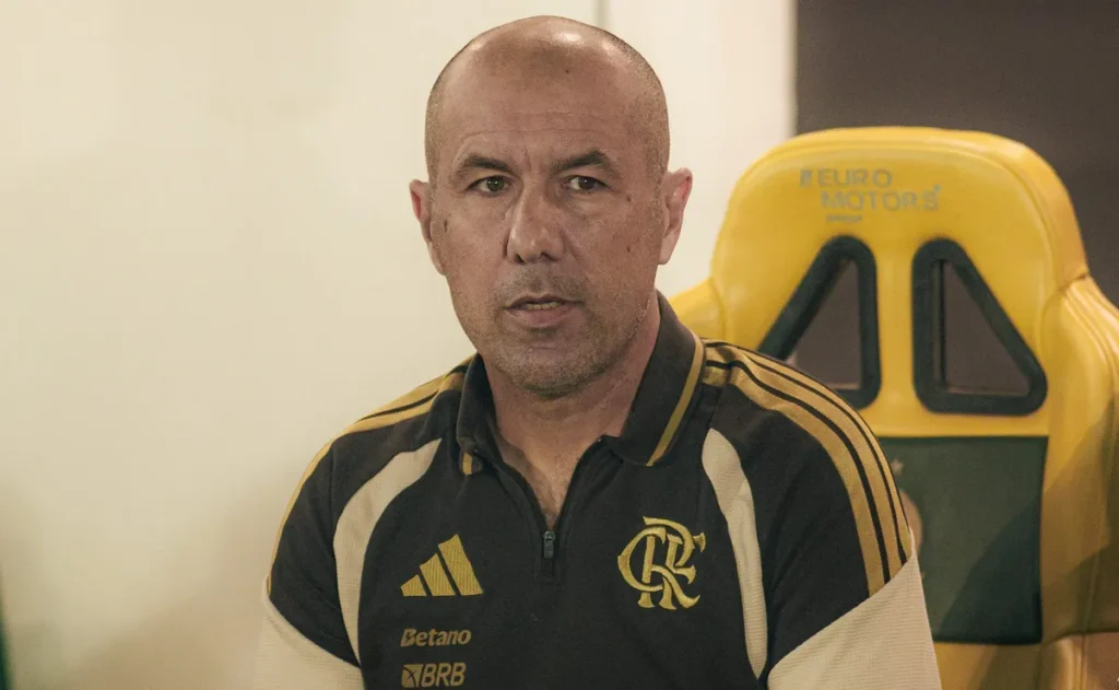 leonardo-jardim-ignora-urgencia-e-assiste-flamengo-esfarelar-em-campo