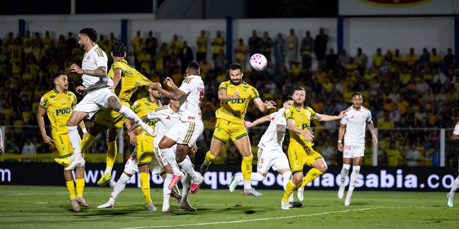 com-um-a-mais,-mirassol-vence-e-complica-internacional-no-brasileirao