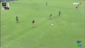 sub-15:-cachorro-entra-em-campo-e-quase-marca-um-gol-para-o-vasco;-veja