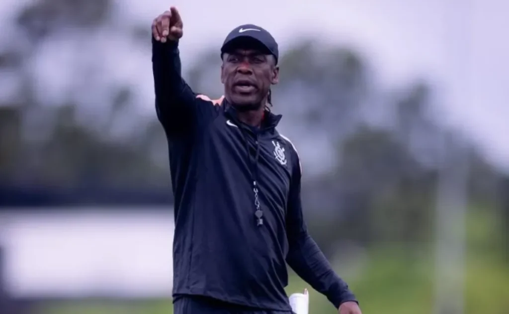 seedorf-abre-laboratorio-no-corinthians-e-observa-cinco-promessas-da-base-em-treinamento-tatico