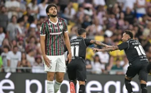 fluminense-ve-santos-reagir-no-segundo-tempo,-sofre-virada-e-sai-derrotado-por-2-a-1