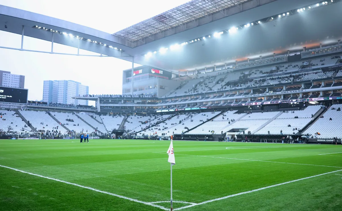 corinthians-traca-estrategia-com-seedorf-e-ve-jogos-em-casa-como-fundamentais-para-reacao