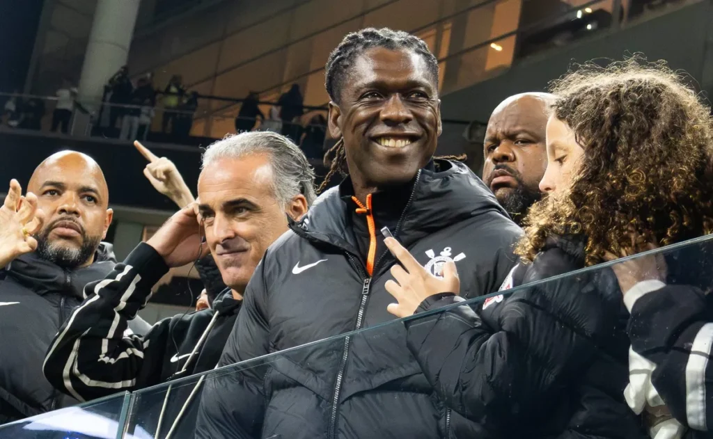 seedorf-entra-no-clima-da-fiel-e-participa-de-“poropopo”-antes-de-corinthians-x-vitoria