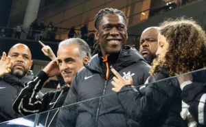 seedorf-entra-no-clima-da-fiel-e-participa-de-“poropopo”-antes-de-corinthians-x-vitoria