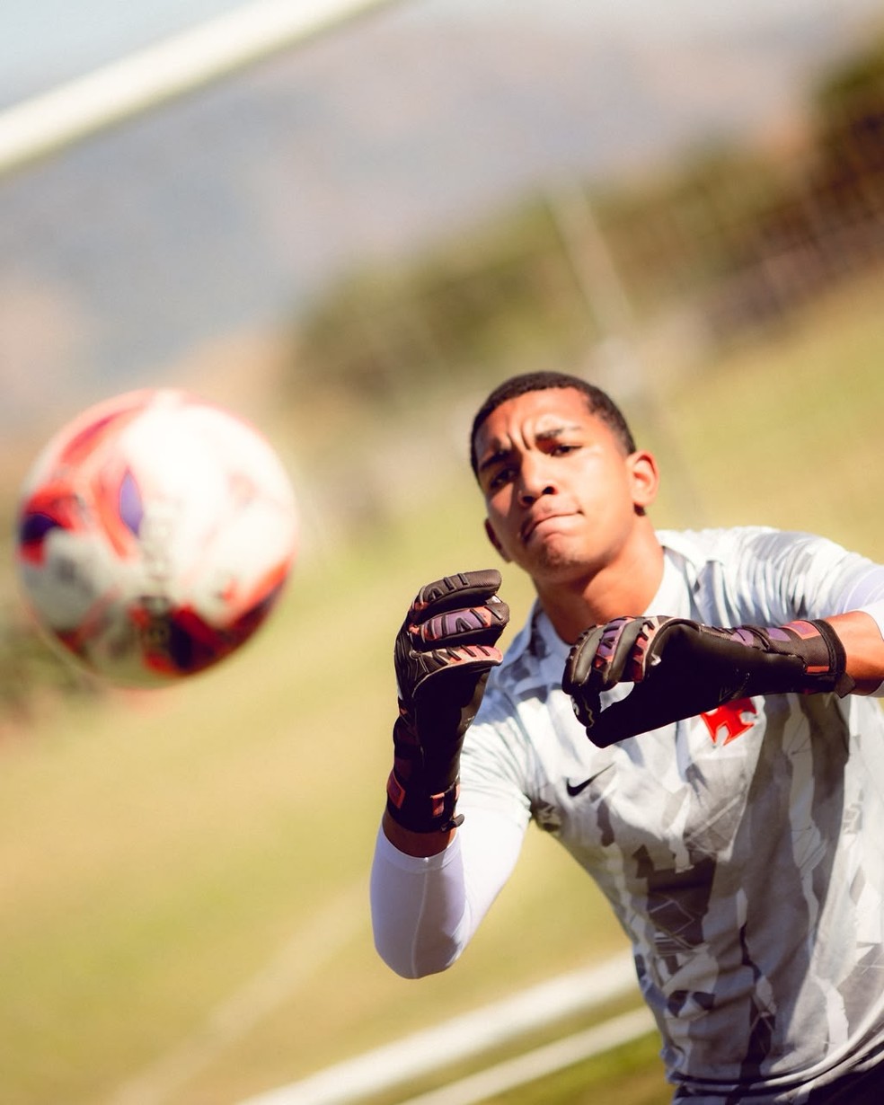 sub-17:-multa-do-goleiro-oseias-e-de-60-milhoes-de-euros