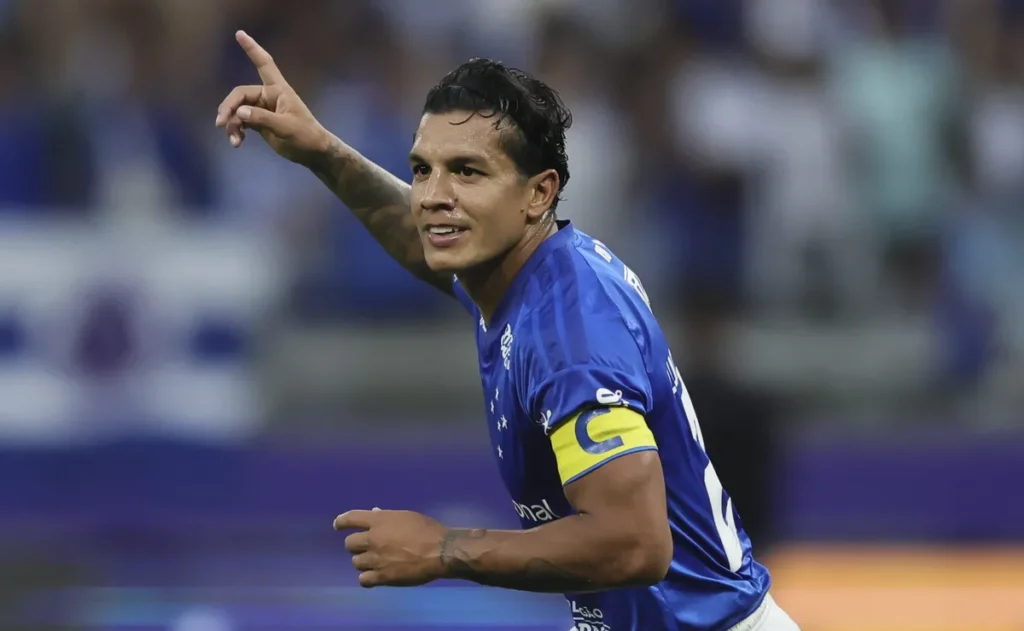 lucas-romero-inflama-vestiario-do-cruzeiro-em-vitoria-para-cima-do-gremio:-“entender-o-momento”