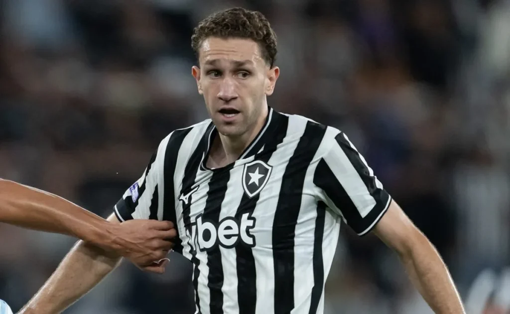 arthur-chaves-evolui-de-lesao,-mas-ainda-e-duvida-para-internacional-x-botafogo
