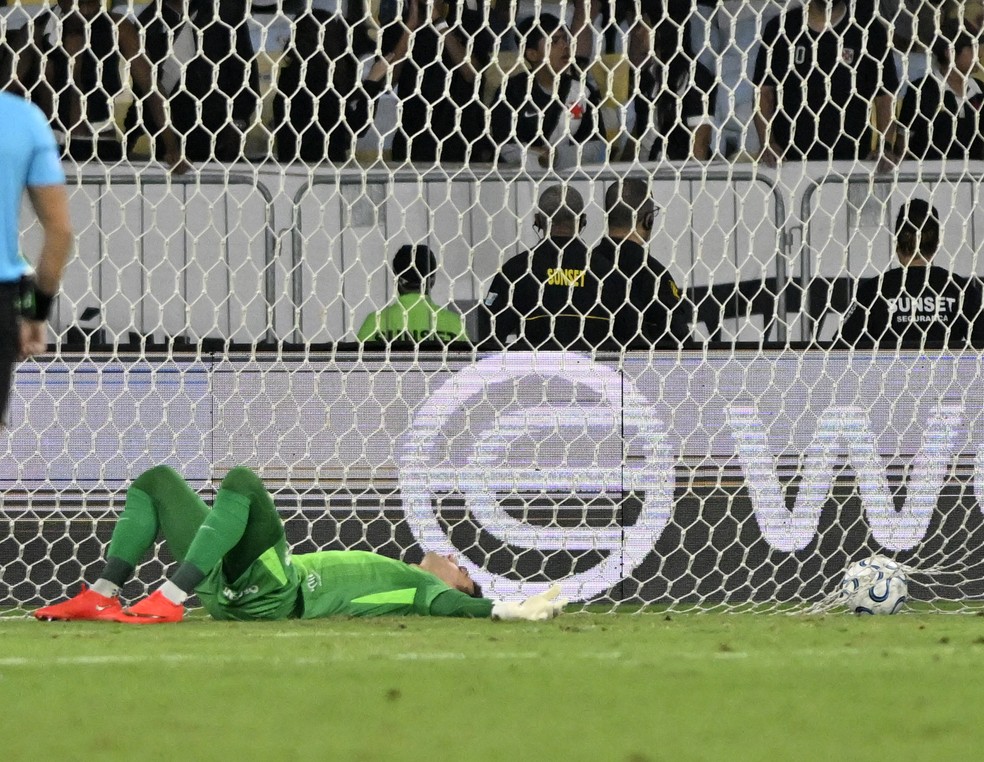 heroi-em-classificacoes,-leo-jardim-e-questionado-ao-ser-vilao-pela-1a-vez-no-vasco