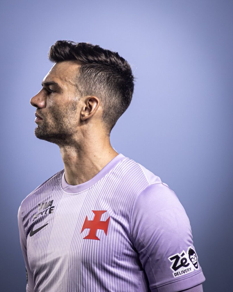 vasco-avalia-contratar-goleiro-para-2027-e-futuro-de-leo-jardim-esta-indefinido