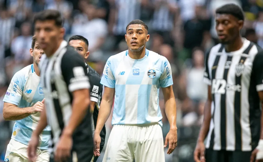 atletico-mg-consulta-staff-de-carlos-vinicius-e-monitora-situacao-do-centroavante-do-gremio