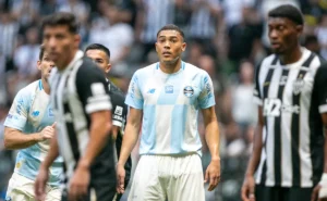 atletico-mg-consulta-staff-de-carlos-vinicius-e-monitora-situacao-do-centroavante-do-gremio