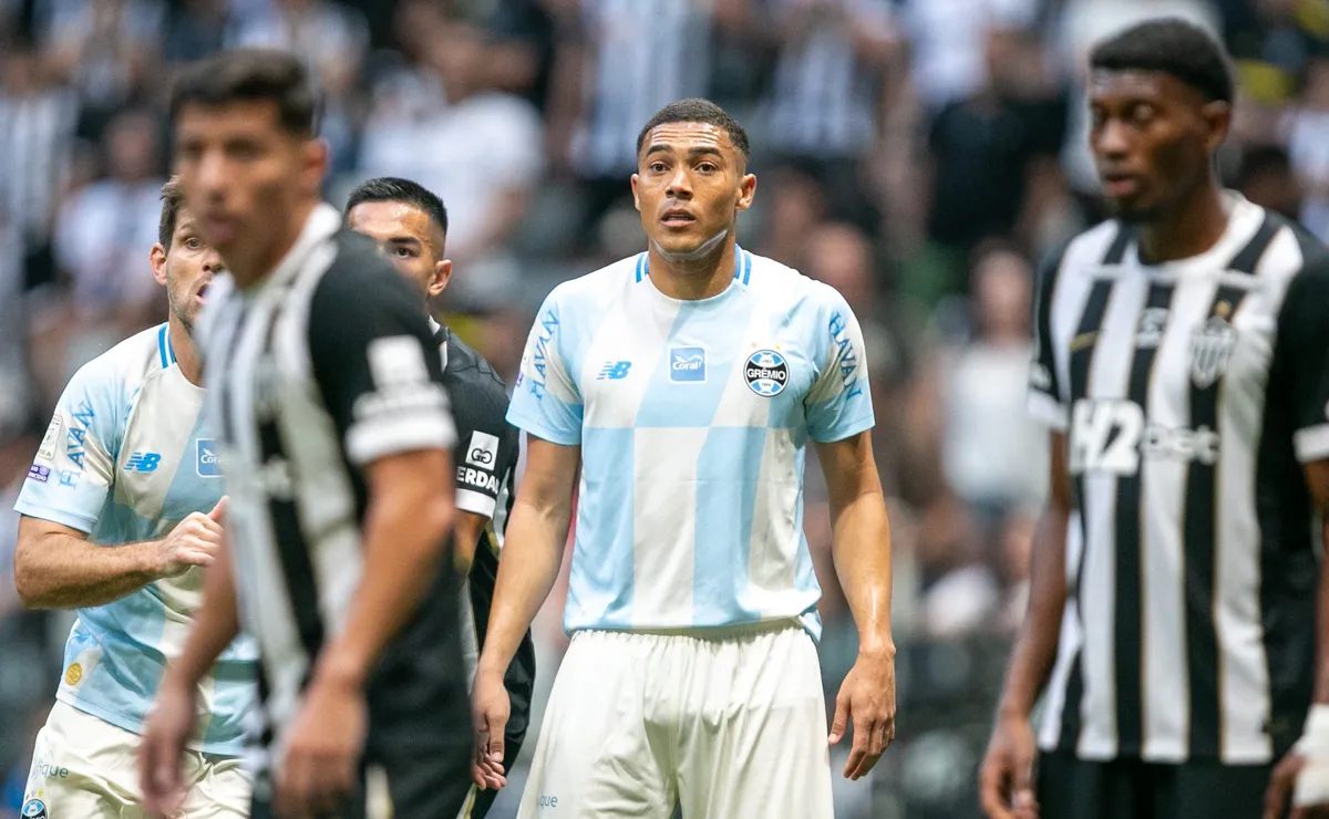 atletico-mg-consulta-staff-de-carlos-vinicius-e-monitora-situacao-do-centroavante-do-gremio