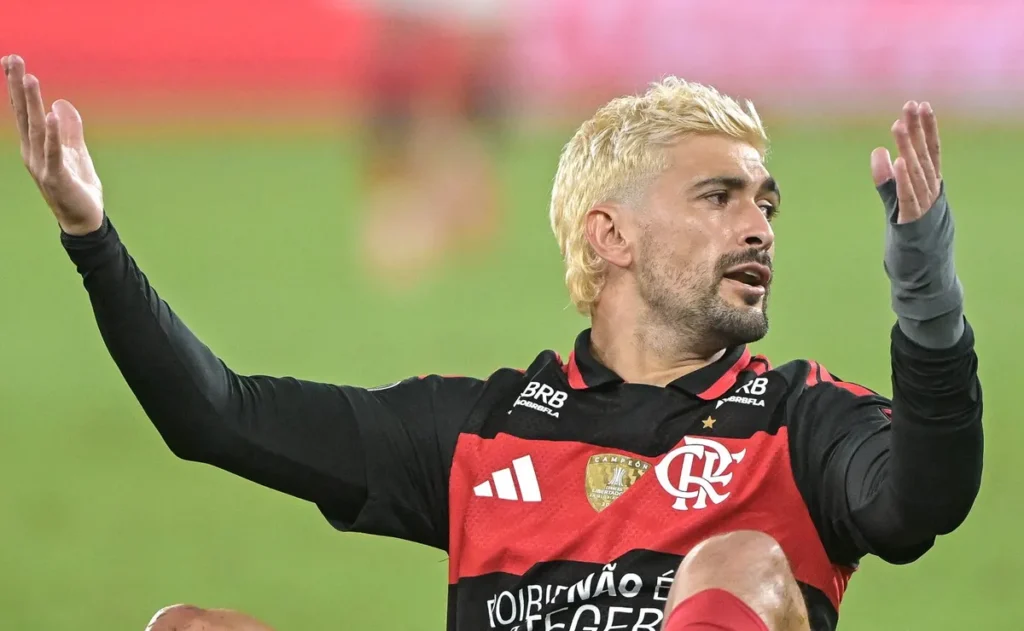arrascaeta-admite-flamengo-irreconhecivel-em-eliminacao-da-libertadores:-“cobra-muito-caro”