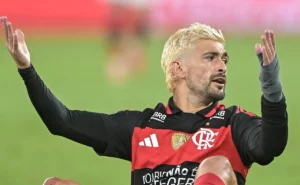 arrascaeta-admite-flamengo-irreconhecivel-em-eliminacao-da-libertadores:-“cobra-muito-caro”