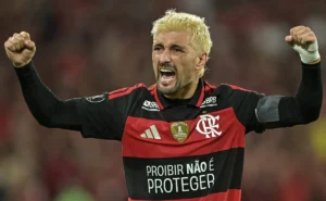 arrascaeta-pede-apoio-da-torcida-contra-o-atletico-mg-apos-eliminacao-na-libertadores