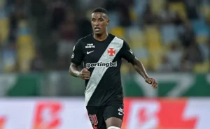 robert-renan-sofre-acidente-de-carro,-se-pronuncia-e-tranquiliza-torcida-do-vasco