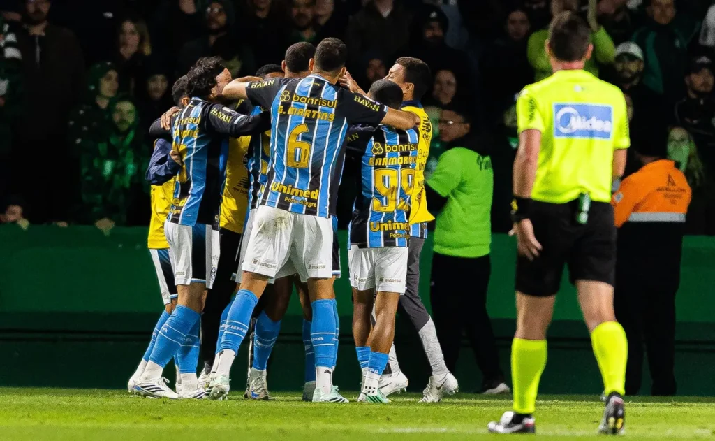 gremio-supera-o-coritiba-no-couto-pereira-com-gol-heroico-no-fim-e-ganha-folego-na-serie-a