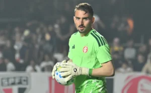 anthoni-pode-desfalcar-o-internacional-contra-o-fluminense-e-kauan-jesus-segue-como-titular