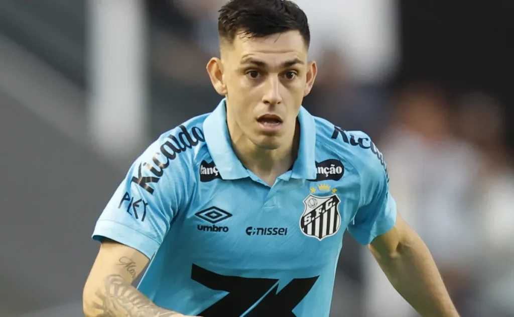 analise:-cuca-deve-apostar-em-escobar-para-reforcar-a-defesa-do-santos-diante-do-palmeiras