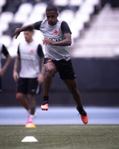 elenco-do-vasco-treinou-no-engenhao-nesta-3a-feira-para-se-adaptar-ao-gramado-sintetico