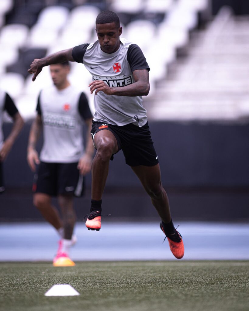 elenco-do-vasco-treinou-no-engenhao-nesta-3a-feira-para-se-adaptar-ao-gramado-sintetico