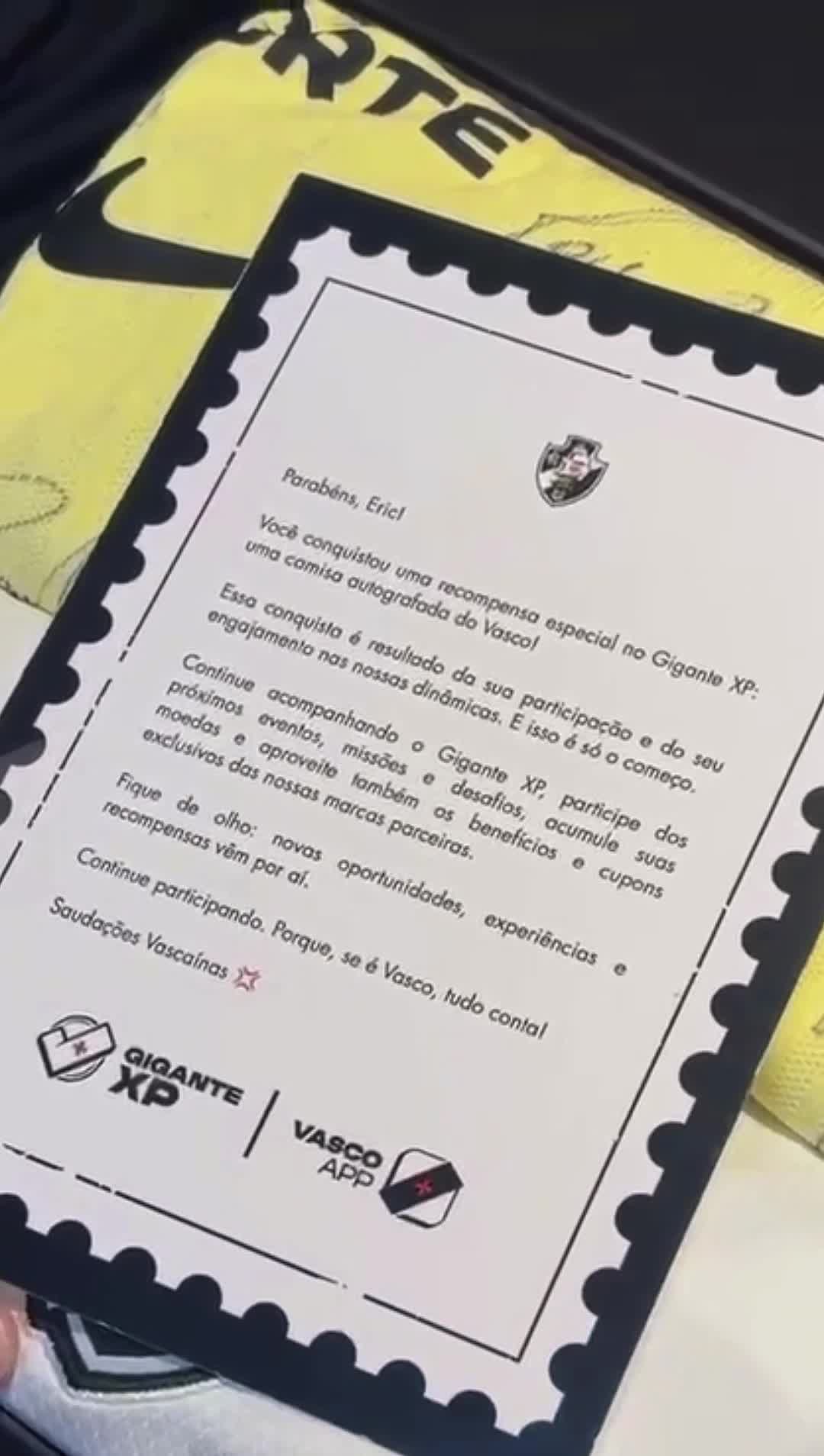 socio-retirou-camisa-autografada-usando-moedas-do-gigantexp-no-vasco-app;-veja-video