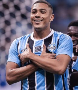 vasco-esta-acertado-com-o-atacante-carlos-vinicius,-do-gremio,-diz-jornalista