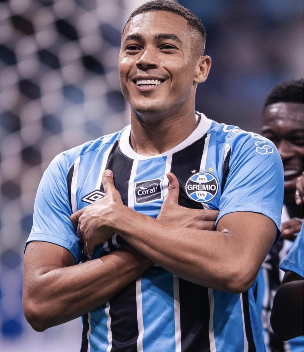 vasco-esta-acertado-com-o-atacante-carlos-vinicius,-do-gremio,-diz-jornalista