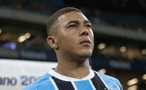 botafogo-tenta-contratar-carlos-vinicius,-mas-esbarra-em-pedida-salarial-do-atacante