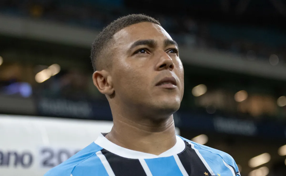 botafogo-tenta-contratar-carlos-vinicius,-mas-esbarra-em-pedida-salarial-do-atacante