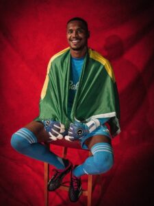 vasco-e-urubu-sondaram-o-goleiro-john,-do-nottingham-forest