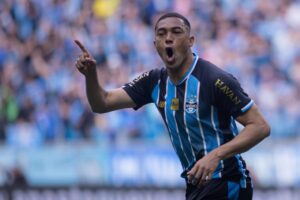 alvo-do-vasco,-carlos-vinicius-garante-foco-no-gremio-ate-o-fim-da-temporada
