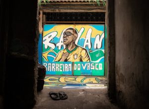 barreira-do-vasco-e-pintada-para-a-copa-do-mundo-e-conta-com-homenagem-a-rayan;-veja-fotos
