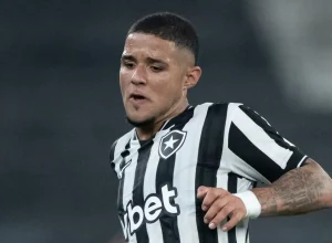 justino-vira-solucao-do-botafogo-e-lidera-estatistica-entre-jogadores-sub-20-no-brasileirao
