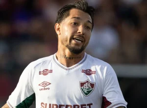 lucho-acosta-levanta-suspeita-de-manipulacao-por-cartao-amarelo-em-jogo-do-fluminense