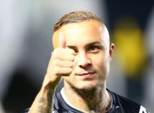 santos-vence-o-cruzeiro-e-everton-cebolinha-recebe-elogios-da-torcida-em-estreia:-“jogando-muito”