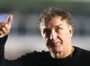 analise:-cuca-reinventa-escalacao-do-santos,-sofre-cornetagem-e-time-atropela-o-cruzeiro-na-vila